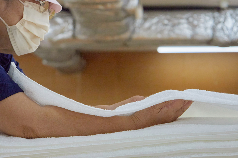 手を抜かず丁寧に。YUAMIのタオルケットは今治の職人に託しました。